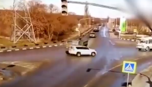 Червоне світло їм - не указ: у Росії військова вантажівка влаштувала серйозне ДТП, відео