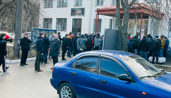 У Києві біля військкомату вишикувалася велика черга на мобілізацію: фото та відео