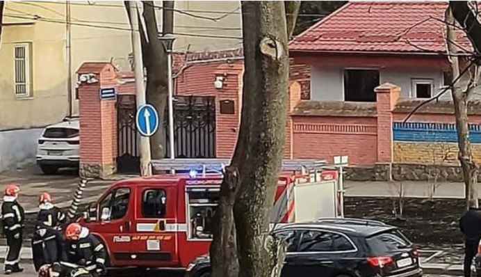 Російські дипломати спалили документи у генконсульстві РФ у Львові