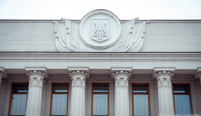 Рада запровадила режим надзвичайного стану в Україні: що це означає