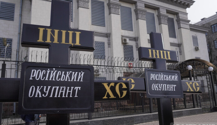 Бігли через чорний хід: як російські дипломати залишали посольство РФ у Києві, фото