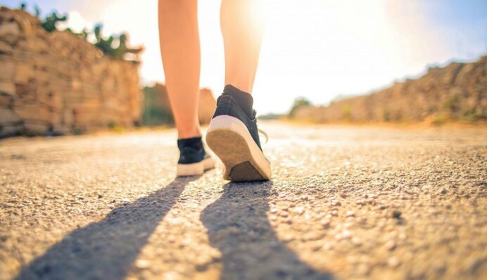 Дефицит витамина B12 в организме: как его определить по ходьбе