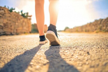 Дефицит витамина B12 в организме: как его определить по ходьбе