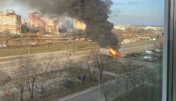 У спальному районі Києва знищили вантажівку окупантів: фото та відео