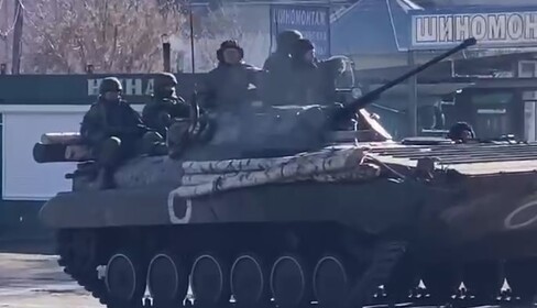 Під Черніговом люди кидалися під російські танки – їх розігнали гранатою: відео