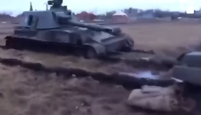 Навіть природа проти: окупанти застрягли у болоті та кинули свої танки, відео
