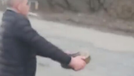 Нас так просто не победить: в Бердянске мужчина голыми руками убрал мину с дороги, видео