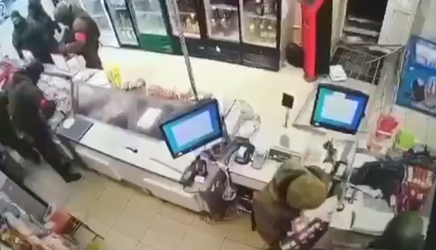 Настоящие орки: в сети опубликовали видео мародерства российских военных