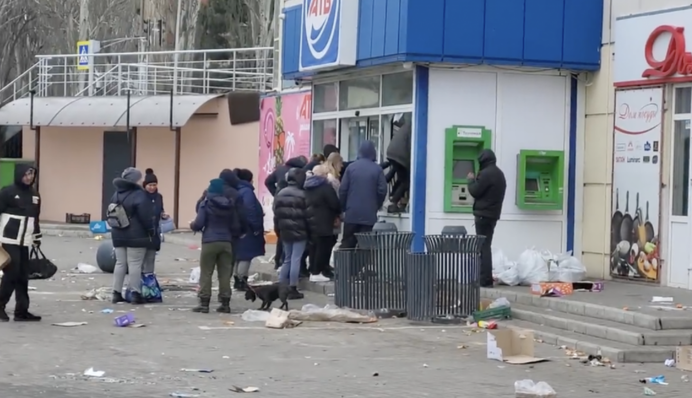 Грабують магазини продуктів та техніки: у Мелітополі місцеві мародери орудують великими групами, відео