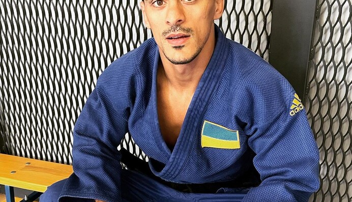 Український чемпіон став на захист країни зі зброєю: потужне фото