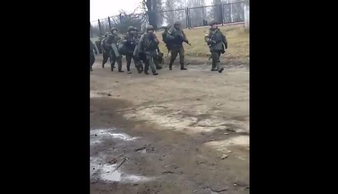 Лучше сидеть в России, чем гнить в Украине: на Сумщине оккупанты бросили технику и дезертировали, видео