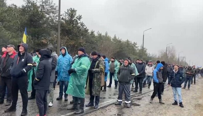 В Энергодаре сотни мирных жителей вышли встретить оккупанта на въезде в город: впечатляющее видео