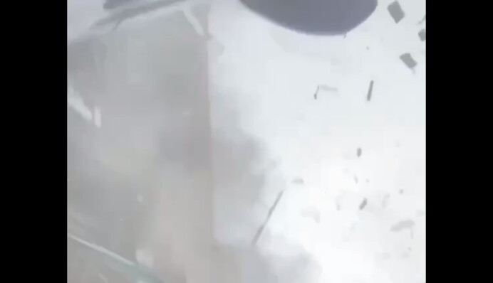 В Харькове волонтер снял момент прилета снаряда в дом в прямом эфире: видео