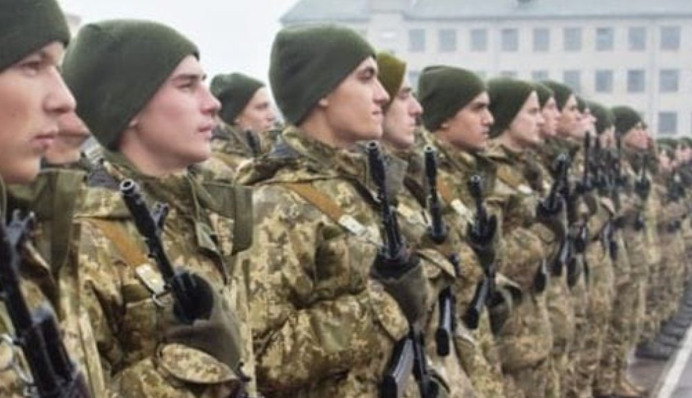 Будут защищать Родину: сколько военнообязанных украинцев вернулись из-за границы