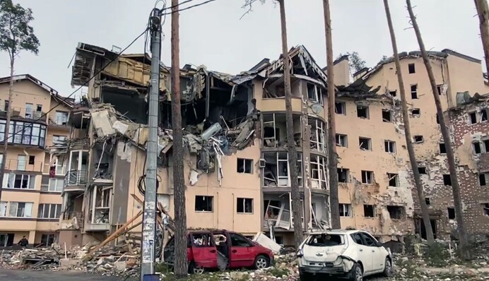 Тяжелые бои под Киевом, победы ВСУ на юге и под Харьковом: хроника 12-го дня войны в Украине