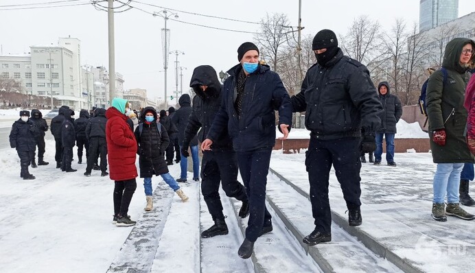 У російських містах люди вийшли на мітинг проти війни - поліція розпочала жорсткі затримання: фото та відео