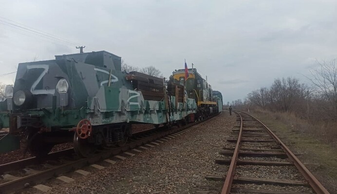 Дирижаблі та тачанки будуть? Окупанти пригнали до України бронепотяг, фото та відео