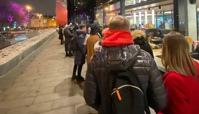 Как перед распадом СССР: в Москве образовались огромные очереди в рестораны McDonald’s перед их закрытием, видео
