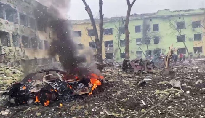 У вас есть сила, но вы теряете человечность: Зеленский обратился к миру после обстрела пологового в Маріуполі