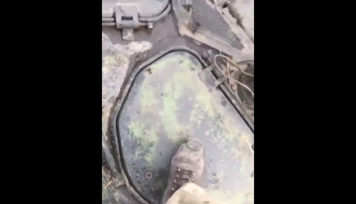 Вылезайте и будете живы: бойцы ВСУ поставили оккупантов в БТРе перед тяжелым выбором