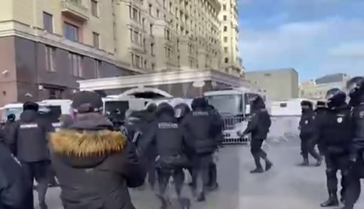 В Москве начали задерживать людей на митинге против войны в Украине: видео