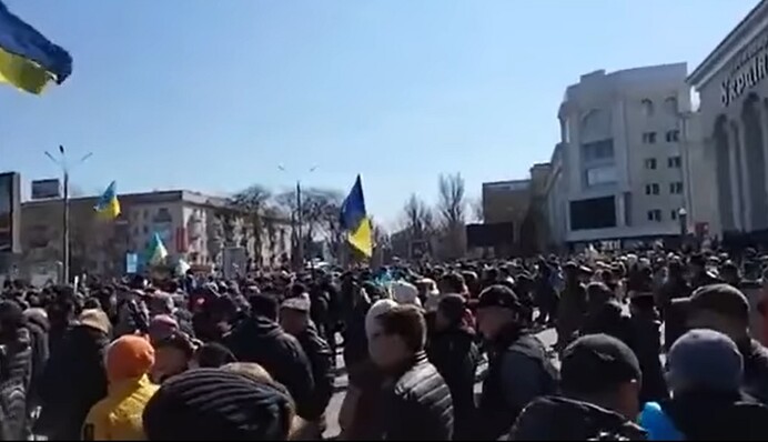 У Херсоні окупанти обстріляли колону протестувальників проти окупації, відео