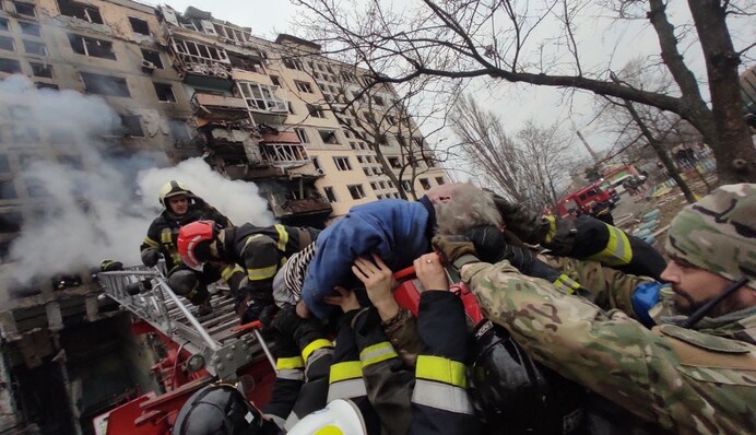 В Киеве снаряд оккупантов прилетел в жилой многоэтажный дом: первые подробности, фото и видео