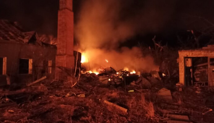 Оккупанты нанесли ракетный удар по поселку на границе с Киевской областью: фото разрушений