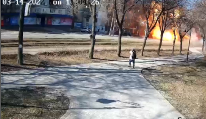 В сети показали момент падения сбитой российской ракеты на Киев