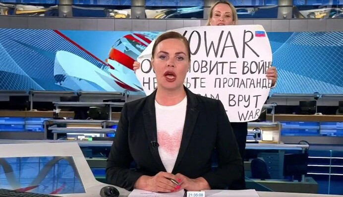 Не вірте пропаганді, вам брешуть: дівчина з антивоєнним плакатом увірвалася в ефір росТВ