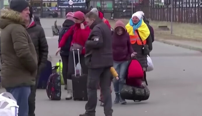 Какие страны готовы принять украинских беженцев: названо число и условия