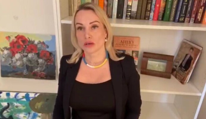 Протест в прямом эфире: что известно о девушке, ворвавшейся с плакатом на росТВ