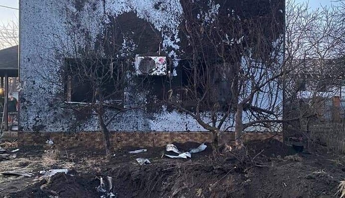Ранковий обстріл Києва: снаряд потрапив до двоповерхового приватного будинку, фото