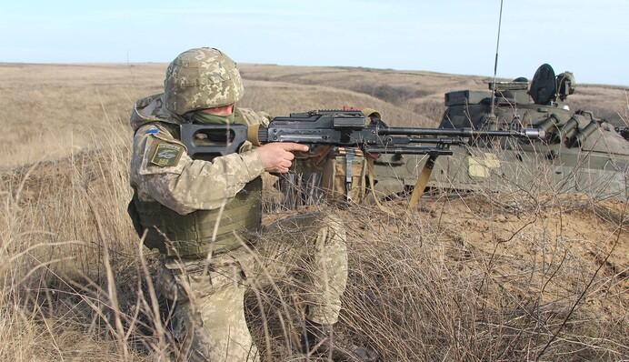 Танкам дороги не нужны: Рада перебросила миллиарды долларов на армию