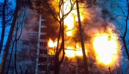 Окупанти знову обстріляли Київ перед світанком: снаряд потрапив у житловий будинок - фото та відео