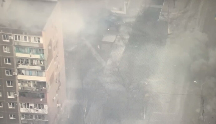 У Маріуполі російські нацисти з танка розстріляли літнього чоловіка: моторошна сцена потрапила на відео