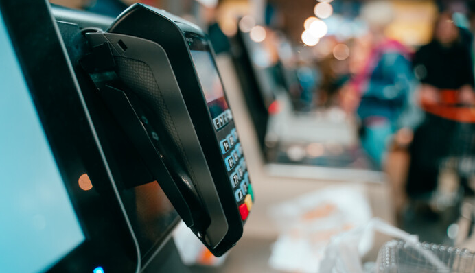 Якщо в банкоматі немає грошей: зняти готівку можна в аптеках, на заправках та в магазинах