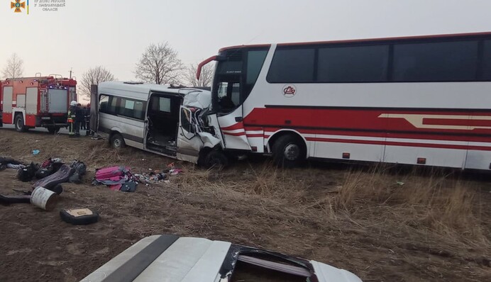 Під Хмельницьким у страшному лобовому ДТП загинули семеро людей, дев'ять травмовані: фото