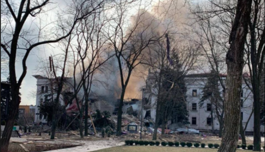 Російські нацисти у Маріуполі бомбили театр, де ховалися сотні людей: притулок у завалах