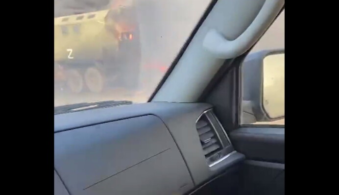 Вцілів лише один бензовоз: росіяни зняли наслідки удару ЗСУ по аеропорту Херсона