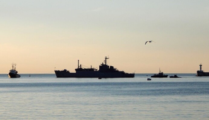 Бьют ракетами куда попало? В Черном море корабли РФ поразили три иностранных судна