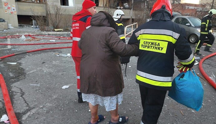 Шматок ракети потрапив до багатоповерхового будинку: путінські варвари знову обстріляли Київ, фото