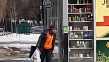 Вот так работают мародеры: в Харькове преступник средь бела дня вынес алкоголь из киоска, видео