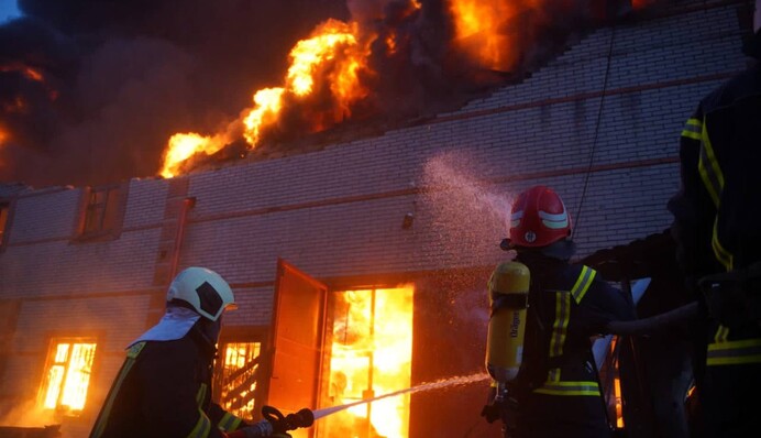 Російські нацисти знову обстріляли Київ: опубліковано фото та відео наслідків