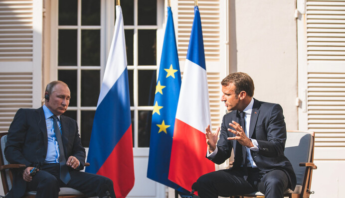 Макрон зажадав від Путіна припинити бомбардування Маріуполя: той знову збрехав