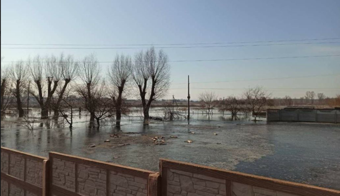 Под Киевом затопило село из-за подрыва оккупантами дамбы: фото и карта