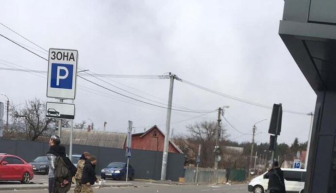 З картоплею та без штанів: фото та відео покарання мародерів в Ірпені