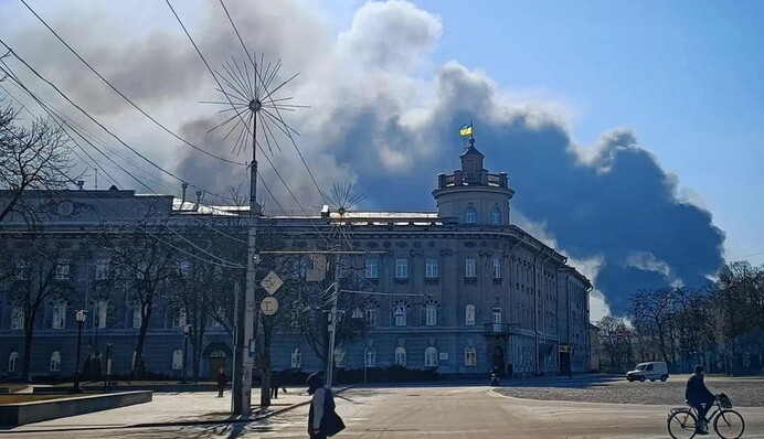 Оккупанты снова бомбили жилые дома в Чернигове: фото и видео