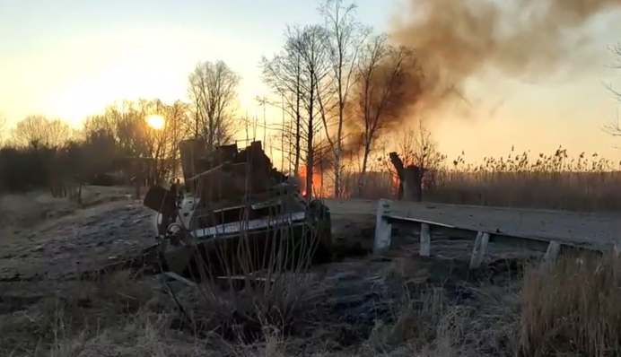 Горять під спів півня: ЗСУ показали нове відео зі знищеною технікою окупантів