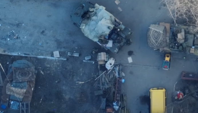 Окупанти крадуть в українців навіть килими: відео із Гостомелю